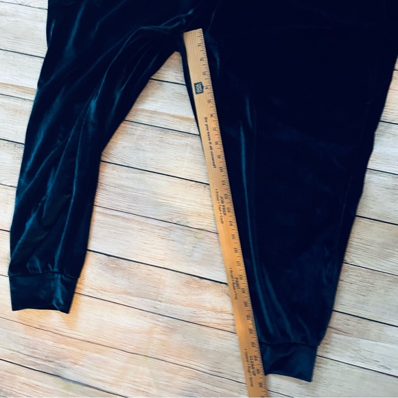 Fabletics Plus Size Athletic Luxe Velour jogger pants Navy Blue pockets Size 2X - Picture 14 of 16